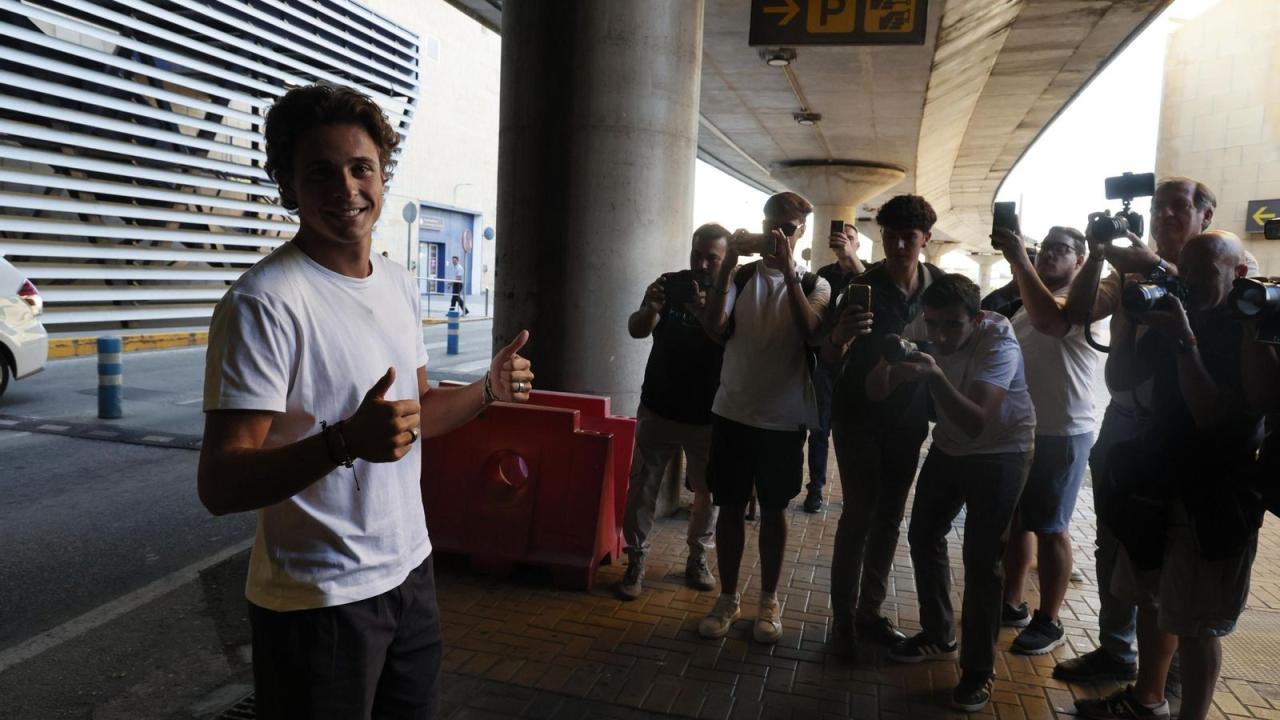 Un Spider-Man vestido del Betis recibe a Rodrigo Riquelme en el aeropuerto Un Spider-Man vestido del Betis recibe a Rodrigo Riquelme en el aeropuerto